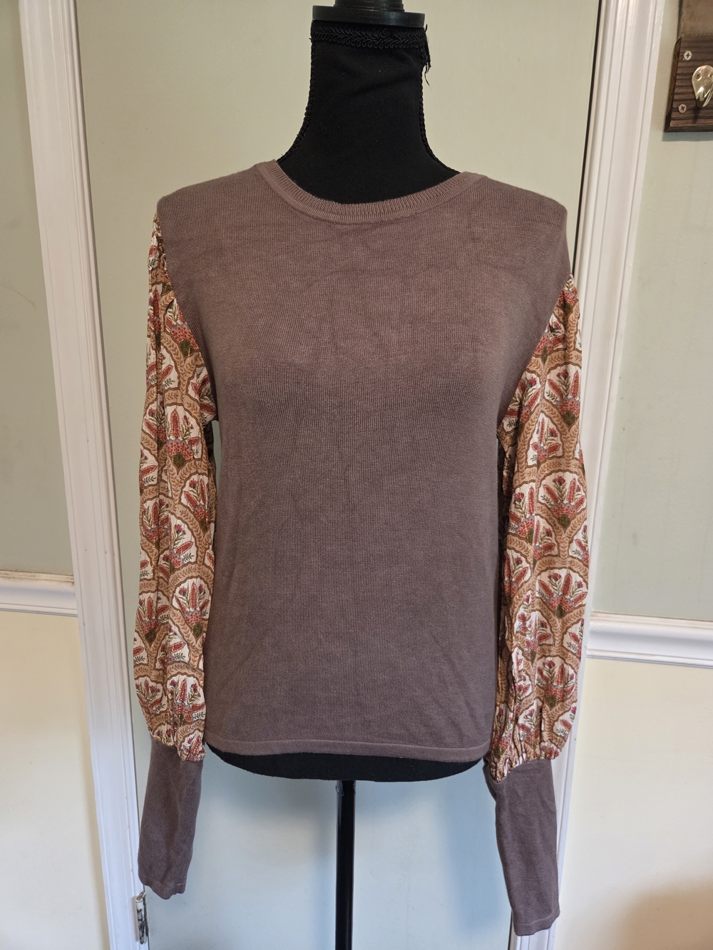 Mixed-Sleeve Brown Pullover Sweatshirt with Patterned Sleeves
